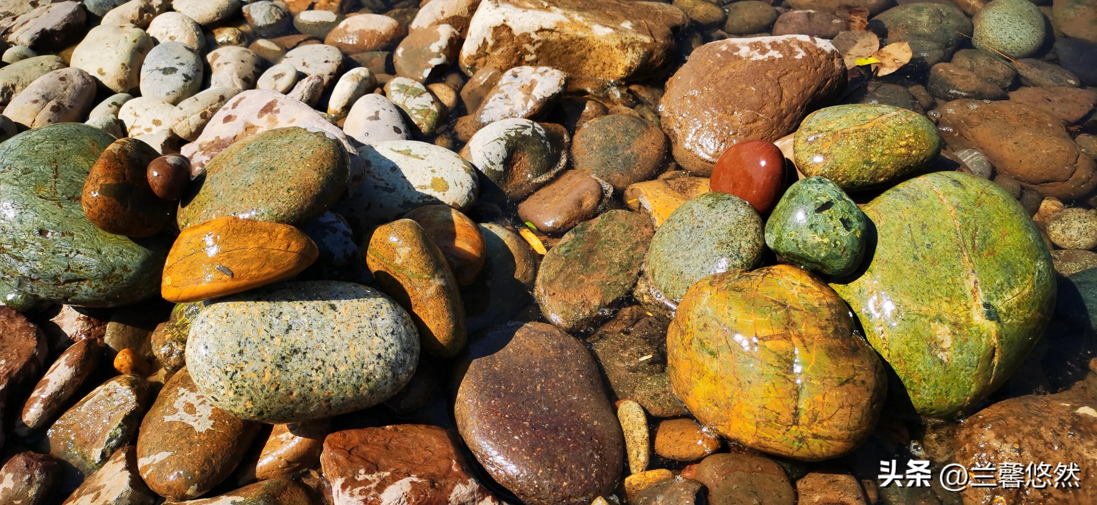 思茅港奇石,棋子湾的彩色石头