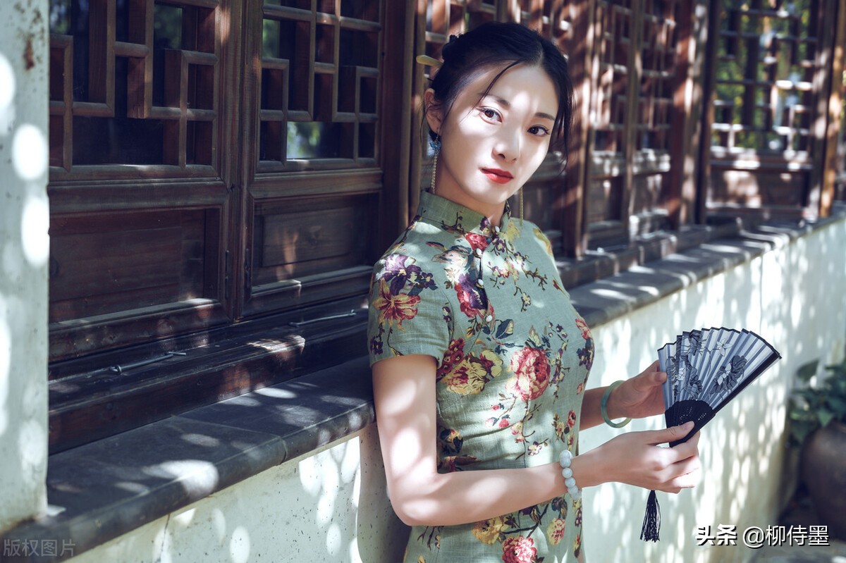 阿姨公园拍照怎么拍出高级感,中年妇女拍照怎么拍出高级感