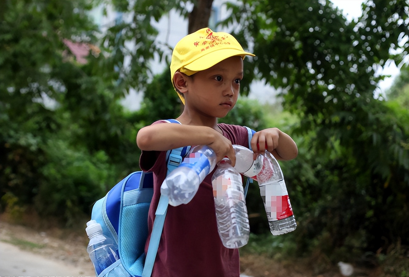 农民捡破烂捡到一个弃婴身价过亿,农村娃靠收废品为生全集