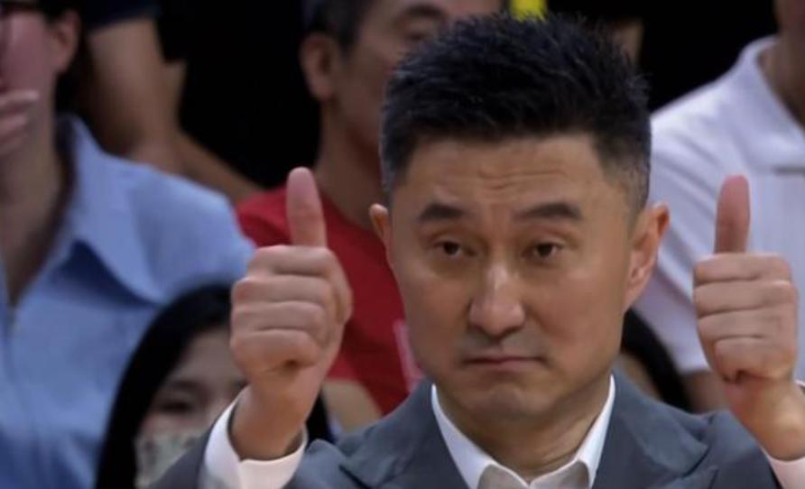 杨鸣的全场紧逼让杜锋吃不消,杨鸣朱芳雨比赛