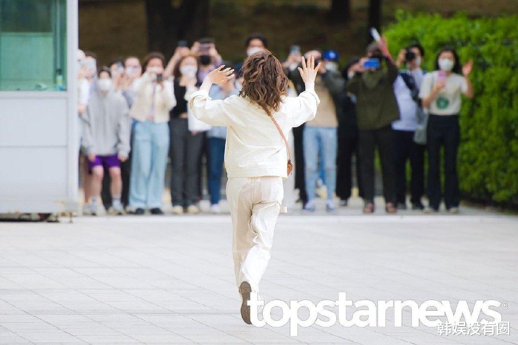 wendy劝粉丝别买专辑,wendy孙承欢哭了