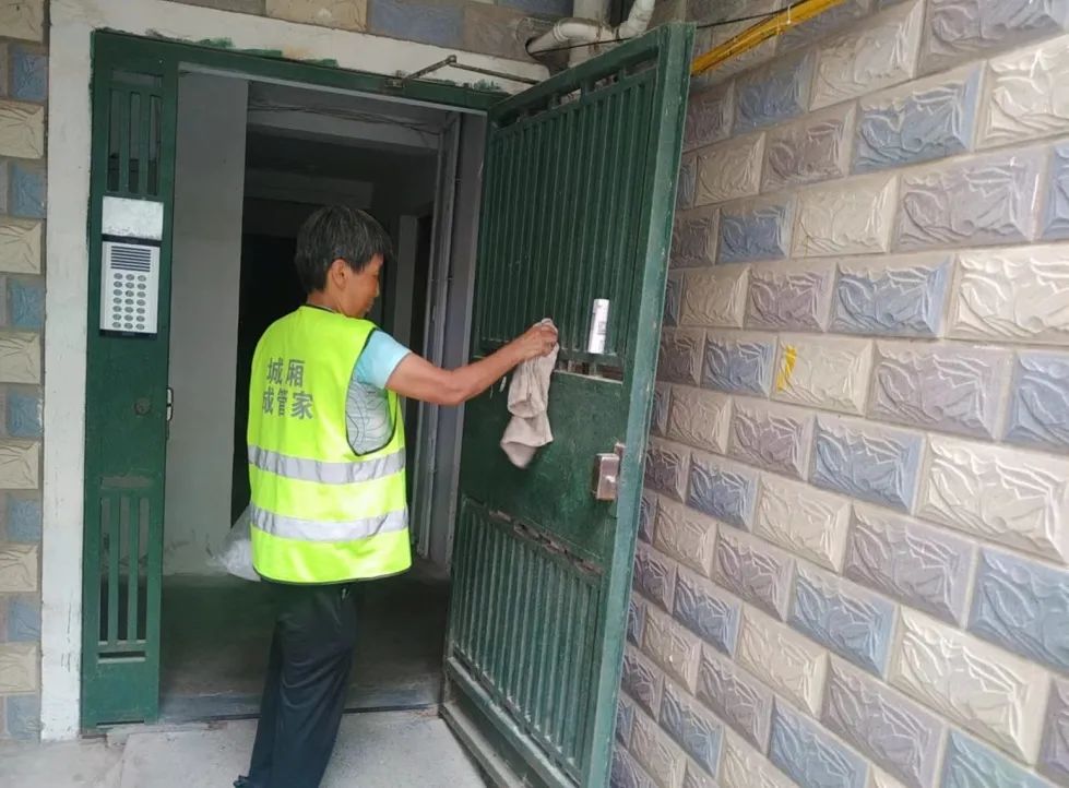 烈日下他们挥汗奋战,烈日下他们穿针引线