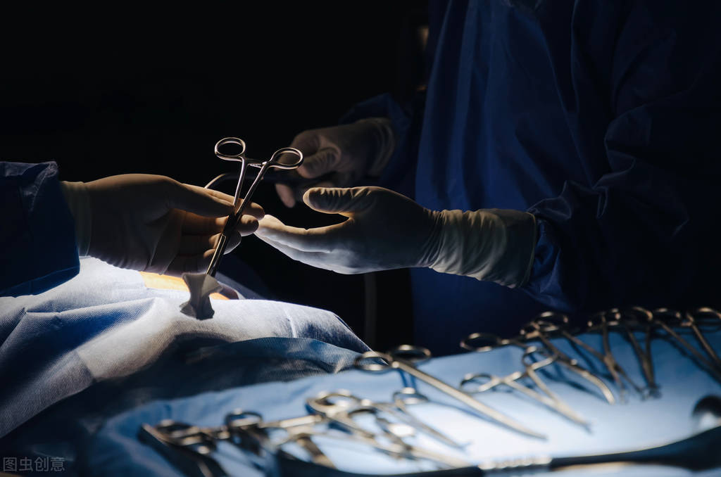 男子喝酒突发心脏病抢救,男子喝药酒突发心脏骤停