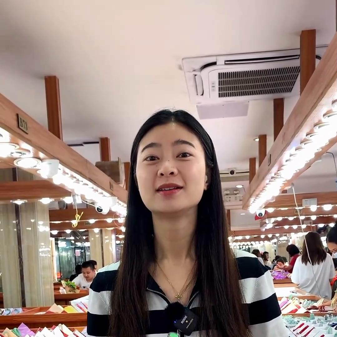 三圈手镯推荐购买吗 (翡翠手镯有瑕疵正常吗能买吗)