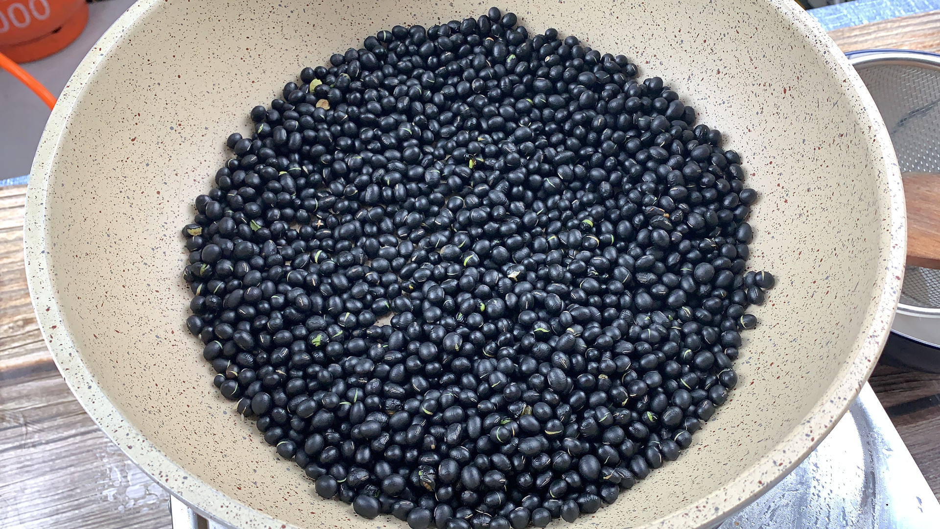 96岁老中医：一把黑豆倒入绞肉机，想不到效果太厉害了，快收藏