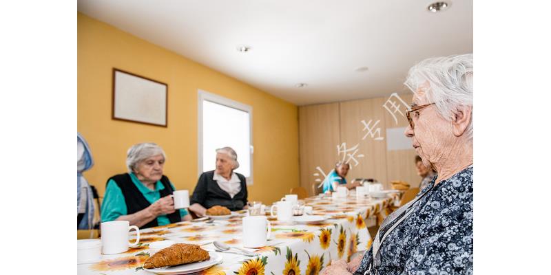 父母去医院没钱心里难受吗,家人住院自己也没钱简直崩溃