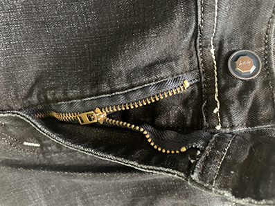 二十多块钱一条的牛仔裤,几十块钱的牛仔裤和100块钱的差别