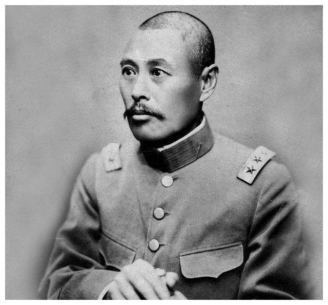 广西军医为了升官发财成为匪首，捐献药方治疗志愿军，获得新生