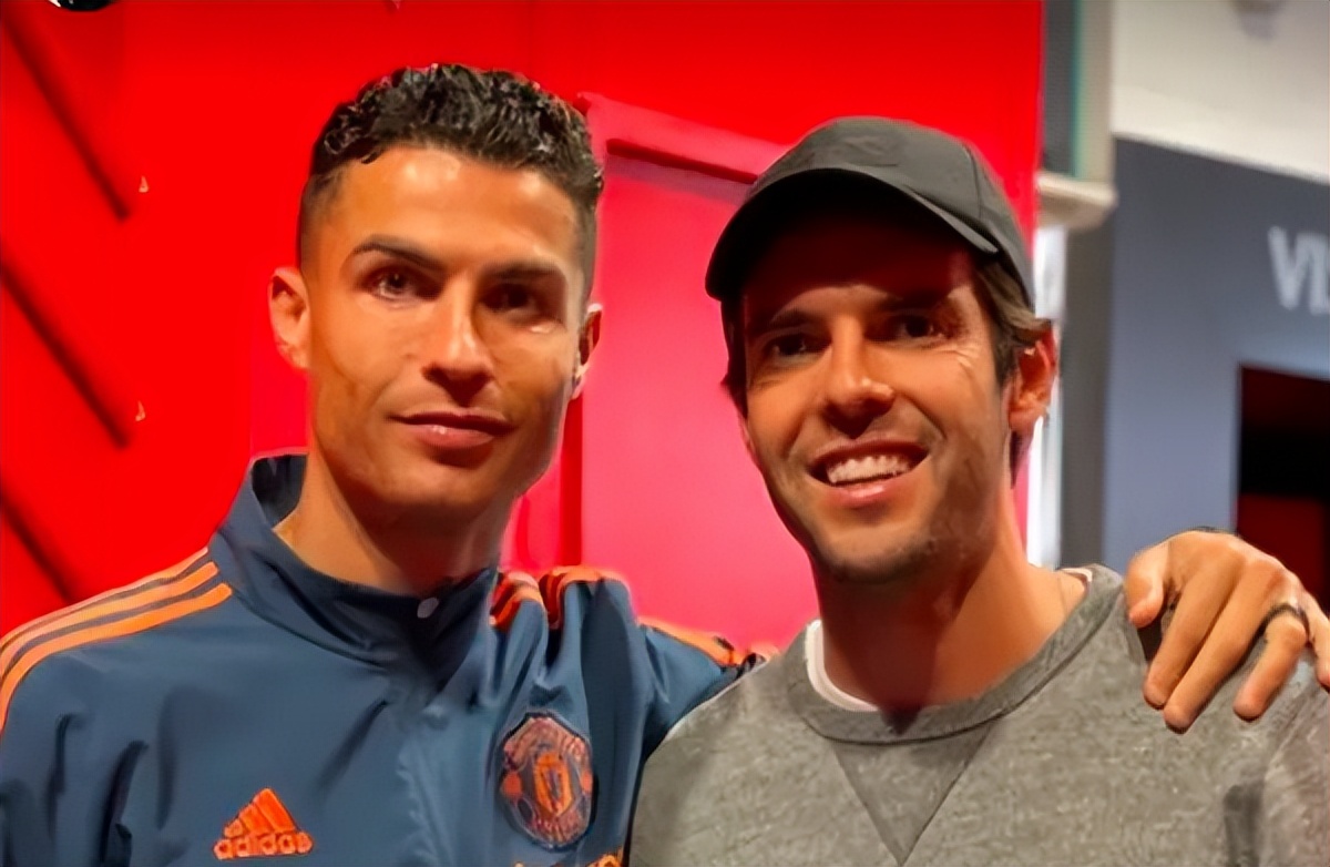 若问“谁家公子世无双”，大概是身披红黑战袍的上帝之子——卡卡