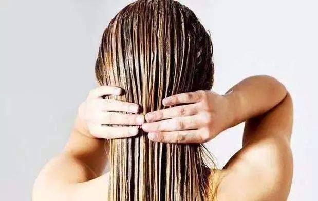 护发素弄到头皮上会导致脱发吗,护发素用错了怎么挽救