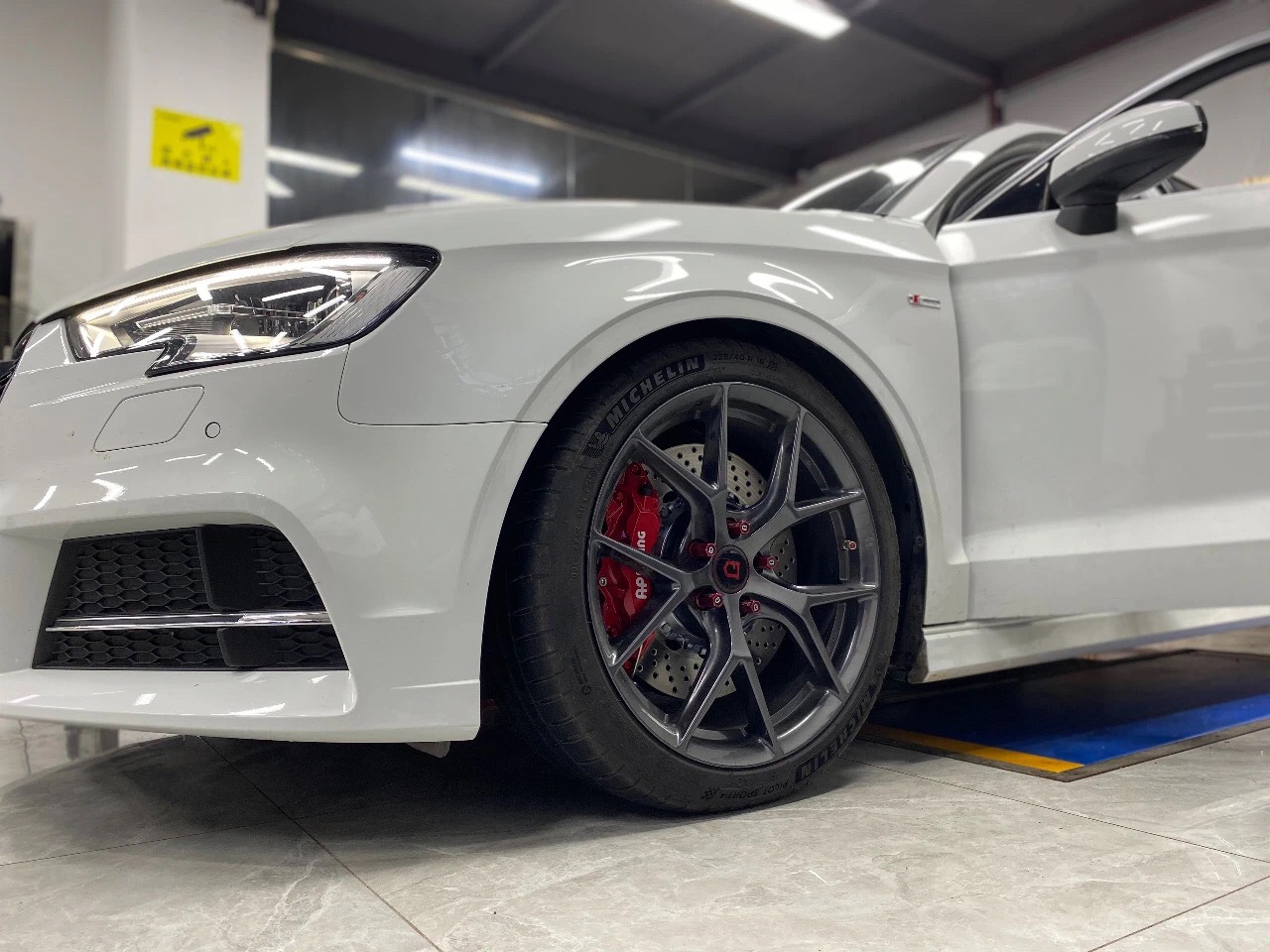 奥迪A3刹车升级Ap9040六活塞355碟盘，18寸轮毂，红色骚鲍鱼