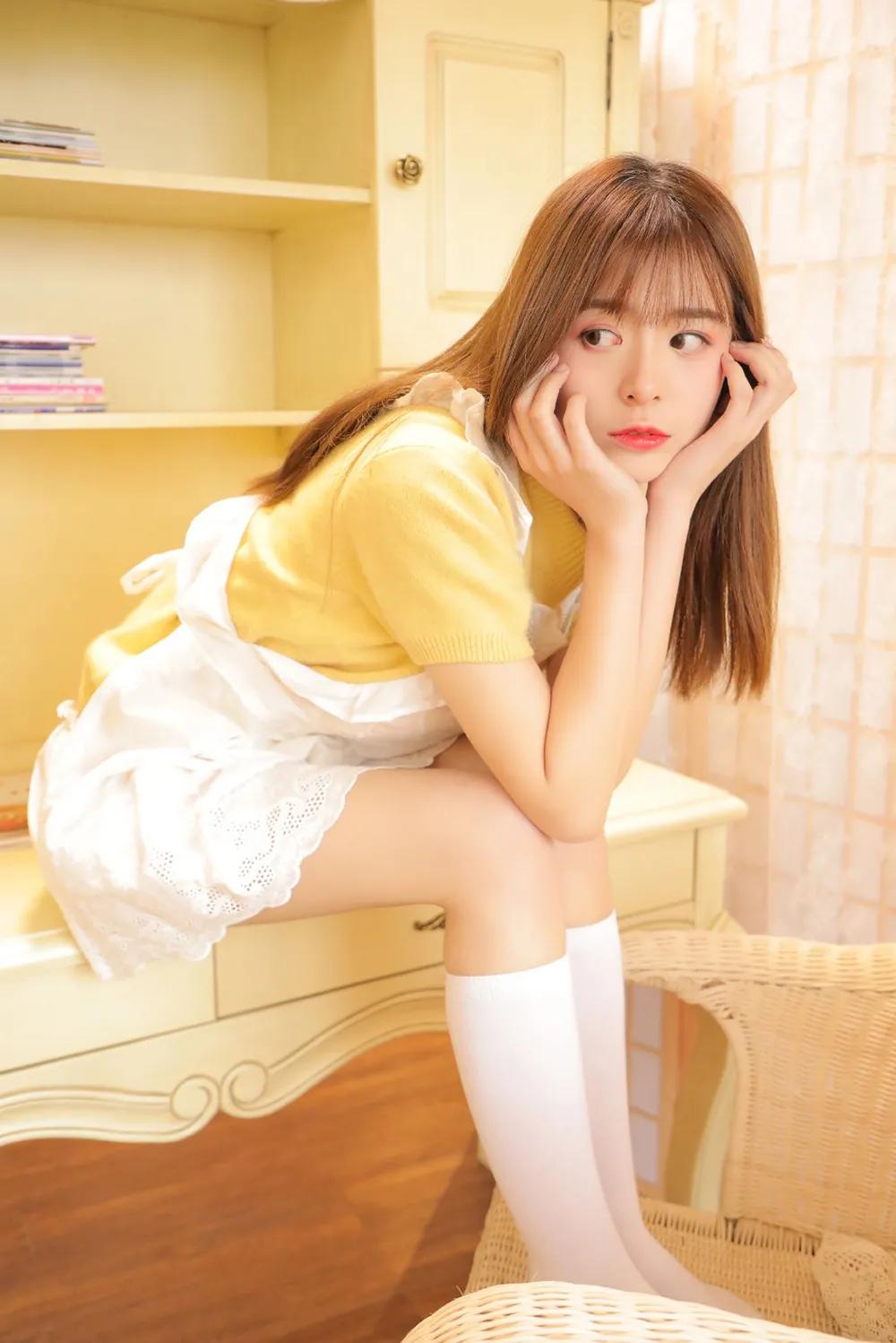 俏皮可爱的白袜美女私房写真