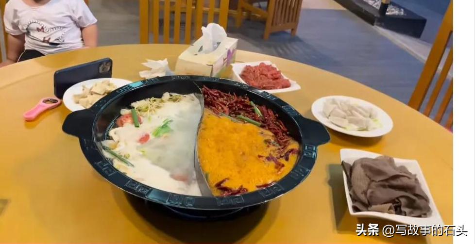 90后河南夫妻在非洲工作，花900块请保姆，发现非洲人带娃太雷人