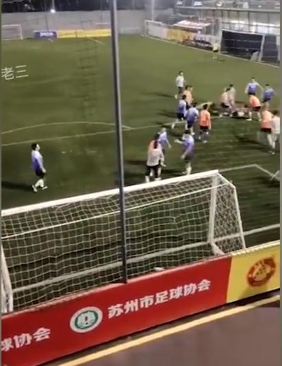 足球恶意犯规被暴打,足球野球场恶意垫脚被暴打