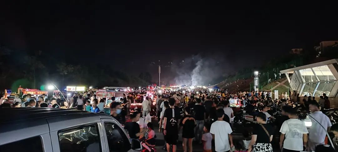 南宁网红夜市喧嚣背后：一天清理两大车垃圾，摊主清早赶来“占位”