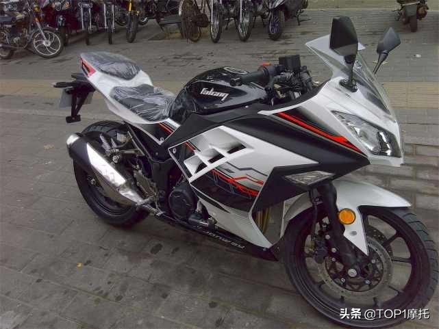 撞脸不可怕谁丑谁知道,撞衫不可怕谁假谁尴尬小视频