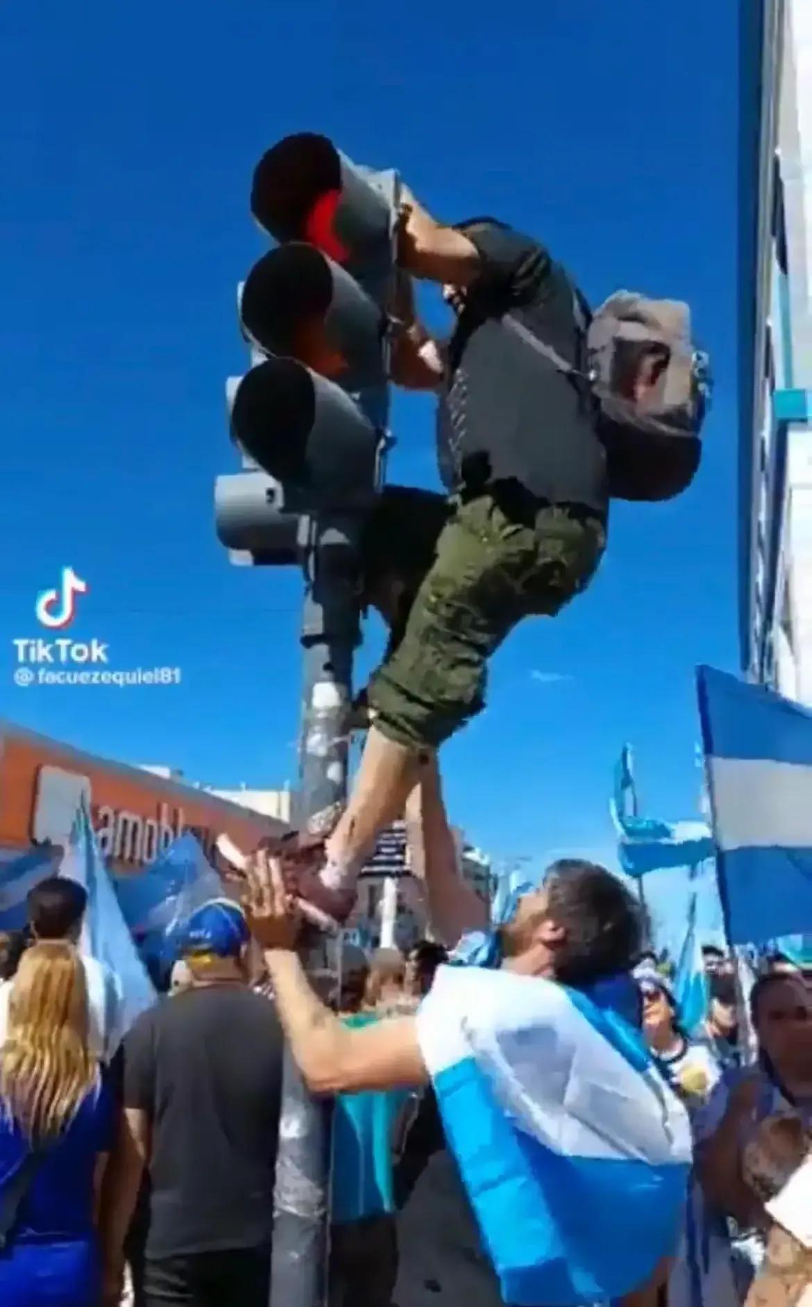 梅西对待球迷的温暖时刻,球迷对梅西的热情