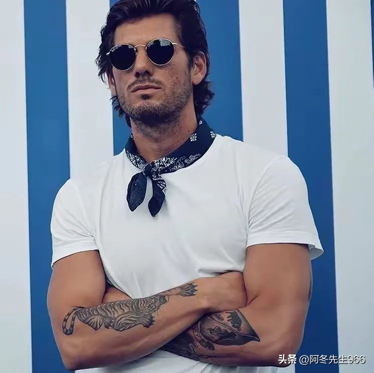 男士冰丝短袖t恤圆领,男士商务休闲短袖t恤搭配技巧