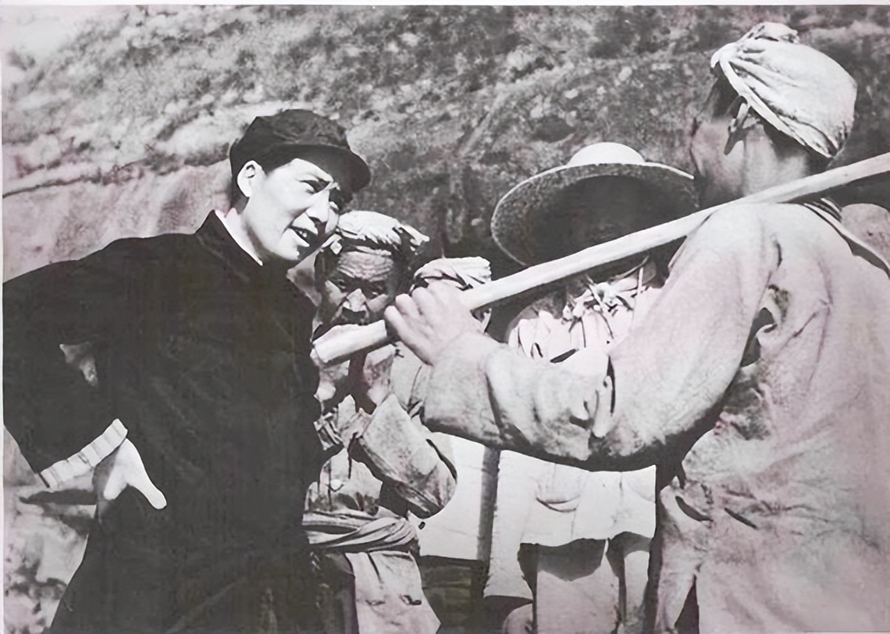 伟人抽烟趣事：毛主席爱抽雪茄，*少奇刘**抽便宜烟，*小平邓**被递条子