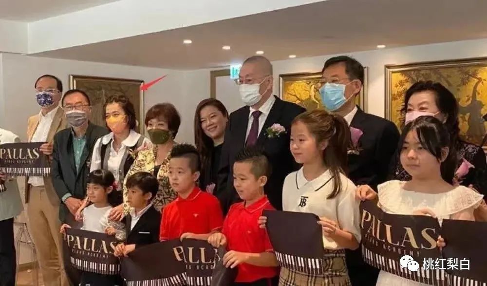 有钱人的名利场：甘比为什么要巴结82岁的他？