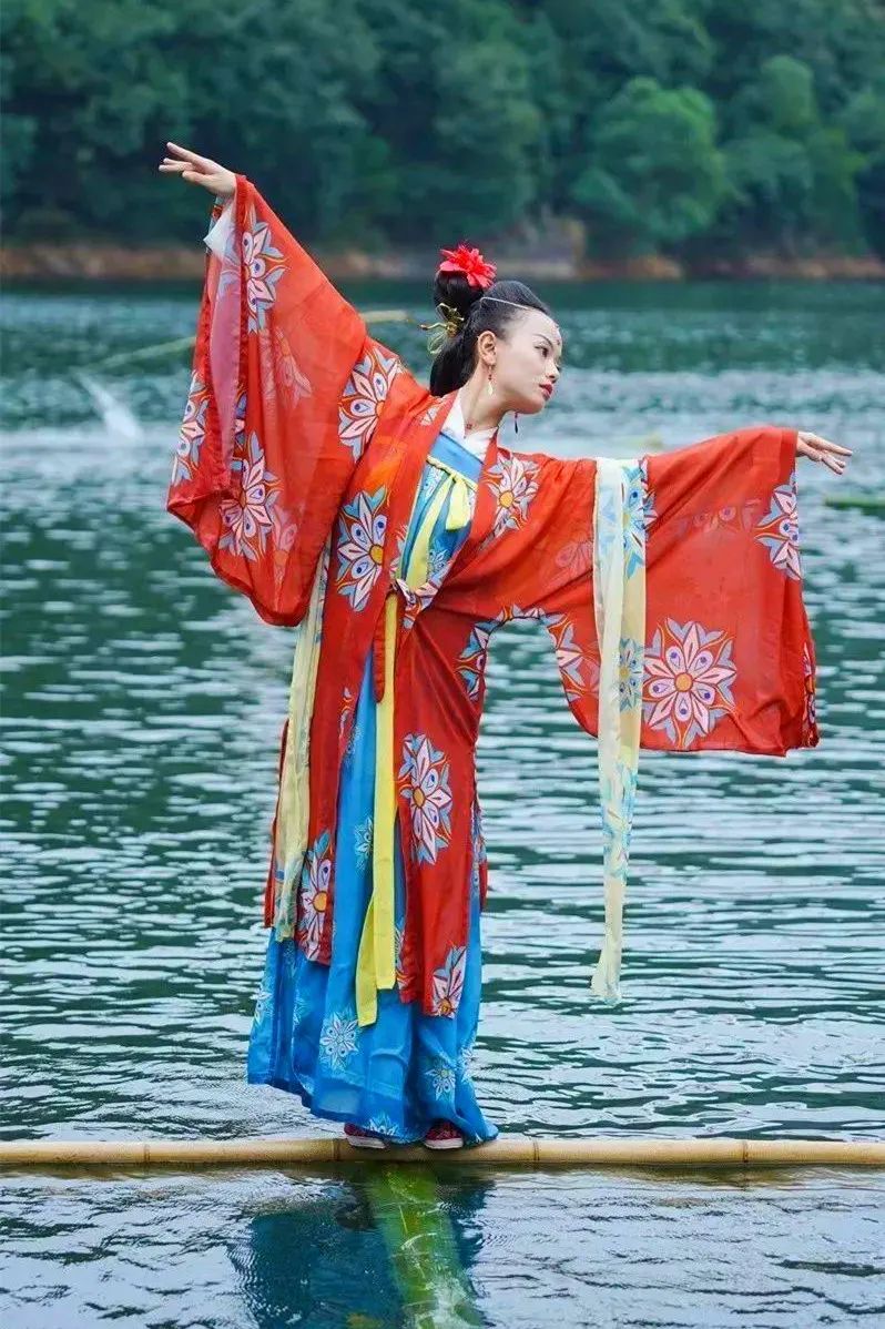 贵州女孩轻功水上漂,贵州女孩练水上漂