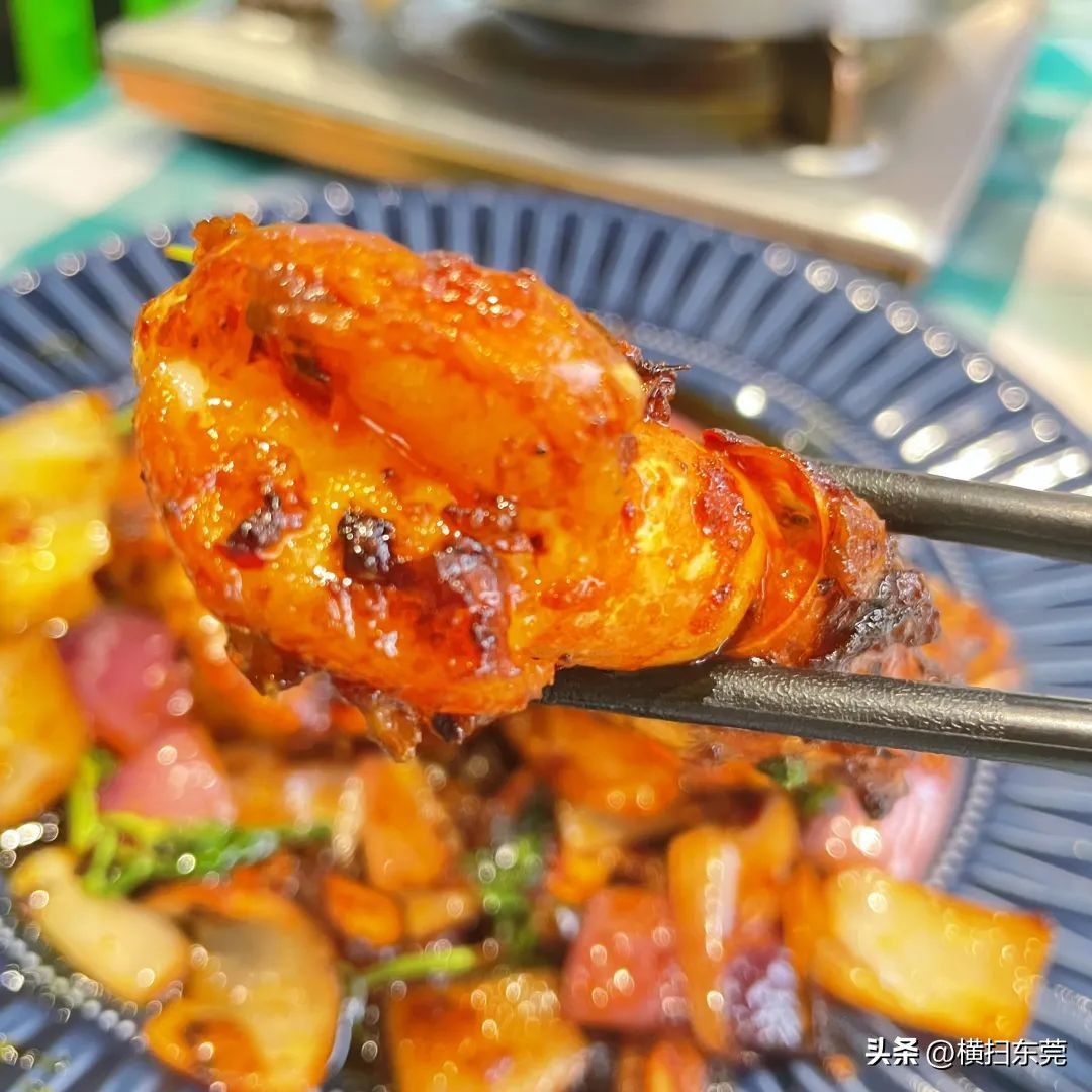 南城县夜宵排档一条街,附近大排档生蚝99元100只