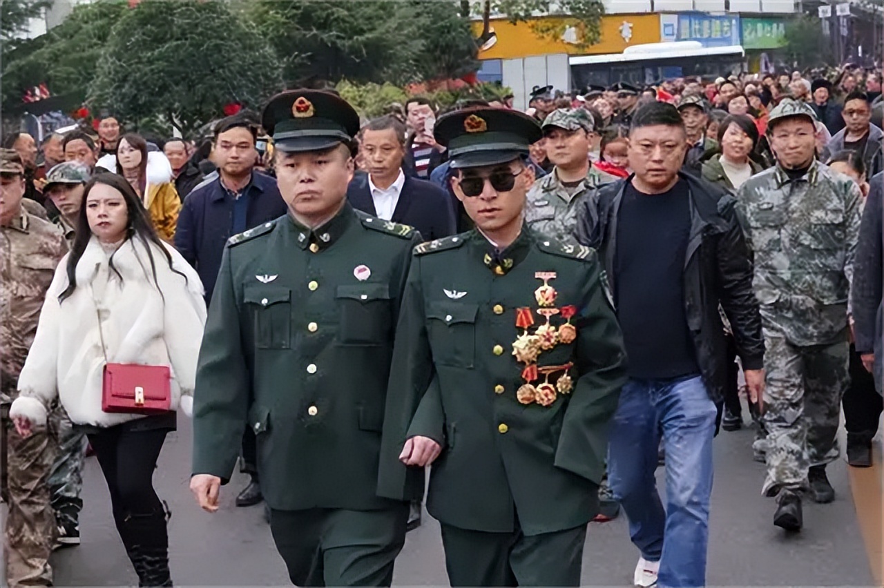 中国排雷英雄杜富国授勋仪式,排雷英雄杜富国八一勋章视频