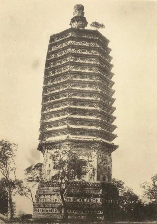 有宝塔的古钱币,古塔记载着历史的痕迹