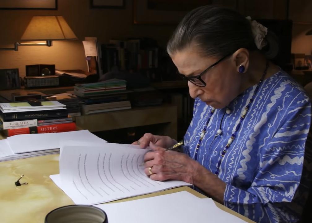 传奇女法官患癌离世，和丈夫56年的童话爱情，感动了全世界