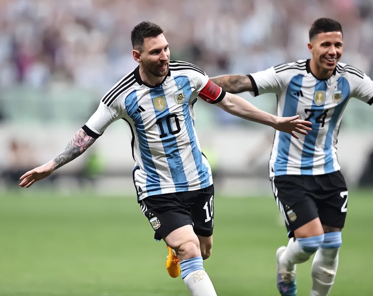 三名小球迷冲入场内梅西现场视频,梅西怎么回应被中国小球迷拥抱