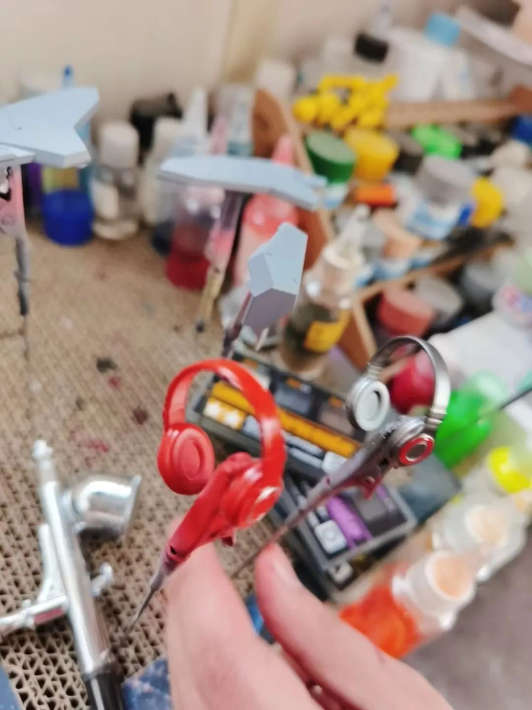 一位25岁的模型玩家去世了，他的母亲决定继承他的遗志