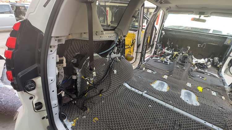 普拉多4000做全车隔音施工,云南普拉多隔音效果改装案例