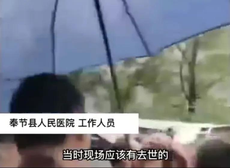 重庆客车遭落石砸中致6死,重庆大巴被落石砸中司机受伤没