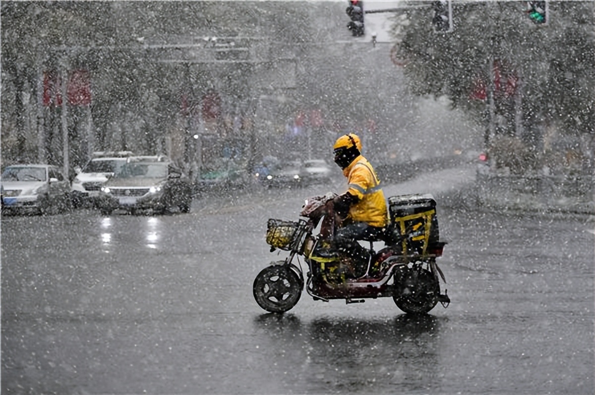 钓鱼外卖小哥,钓鱼外卖小哥水里送餐