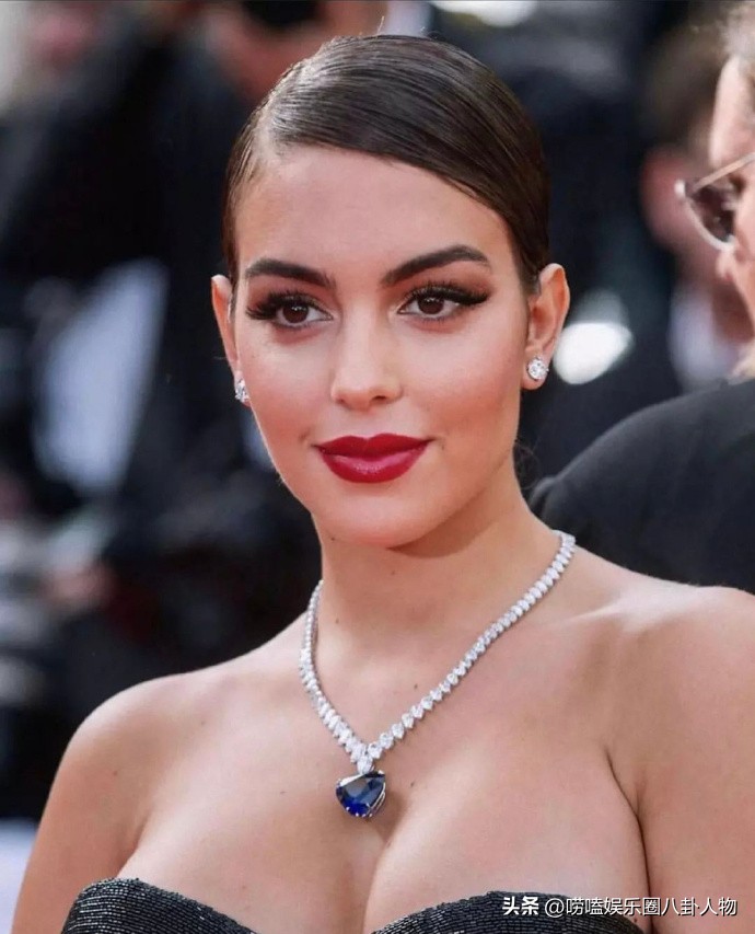 梅西和老婆红毯合影,梅西老婆拿包