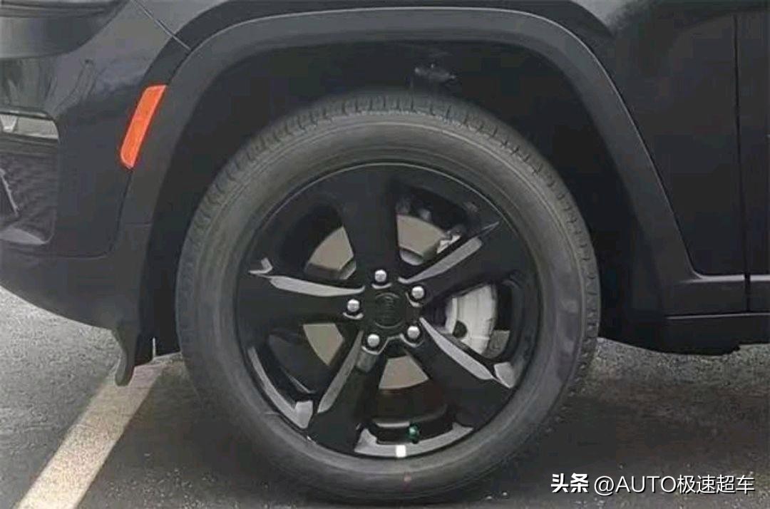 大切诺基srt8黑武士对比奥迪r8,2014款大切诺基黑武士外观改装