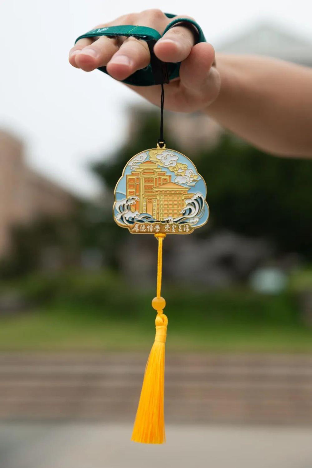 高校送毕业生限量版毕业礼物,全国多所高校为毕业生定制礼物