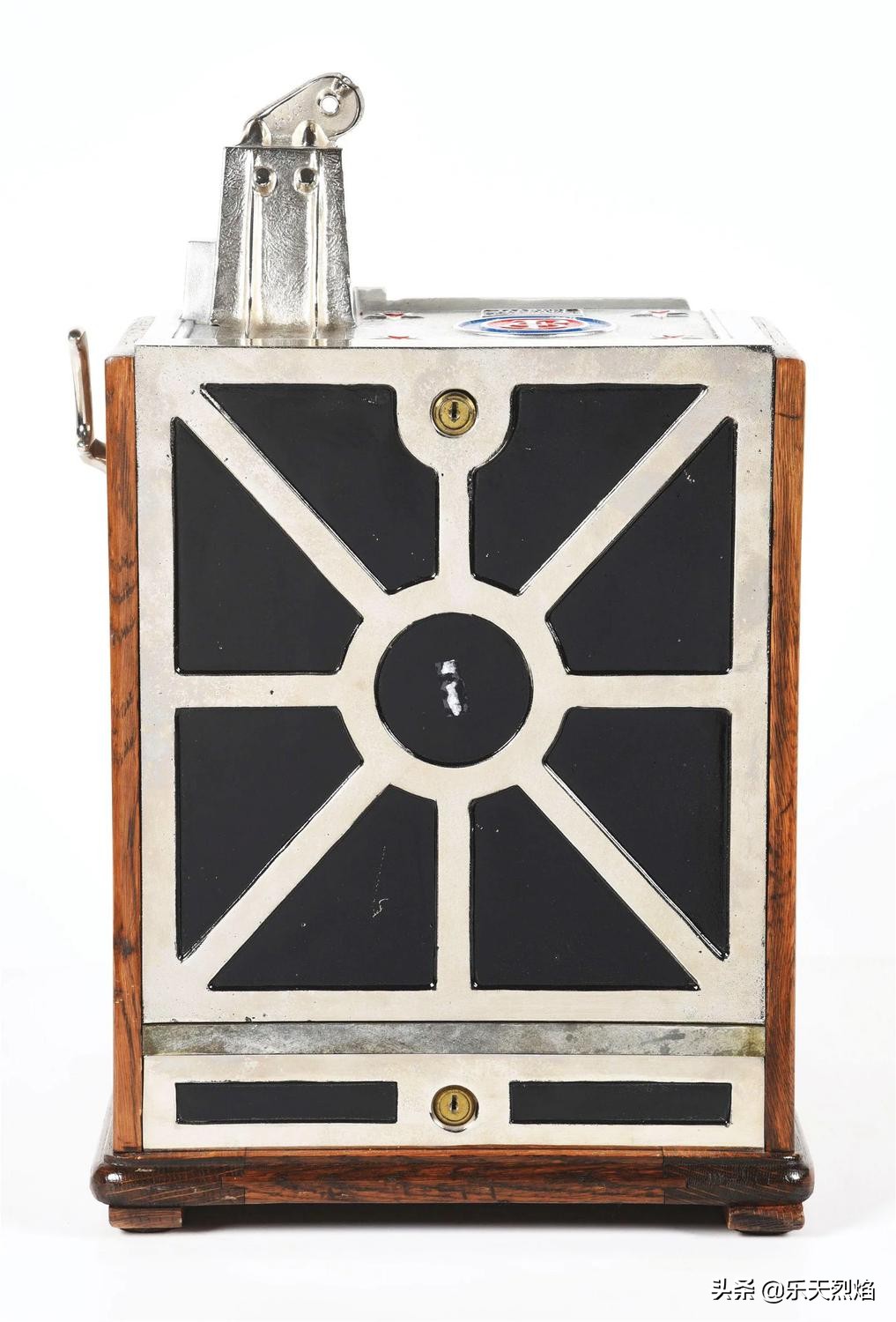 1895年——查理·费发明第一台商业老*机虎**