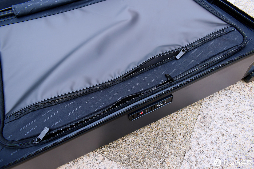 地平线8号城市脉搏行李箱，质感突出，干湿分离，真的好用