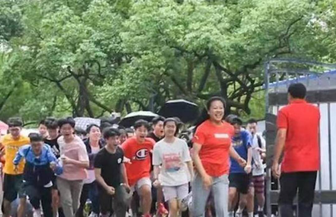 高考跳一字马女生成绩,高考第一个跑的女孩一字马