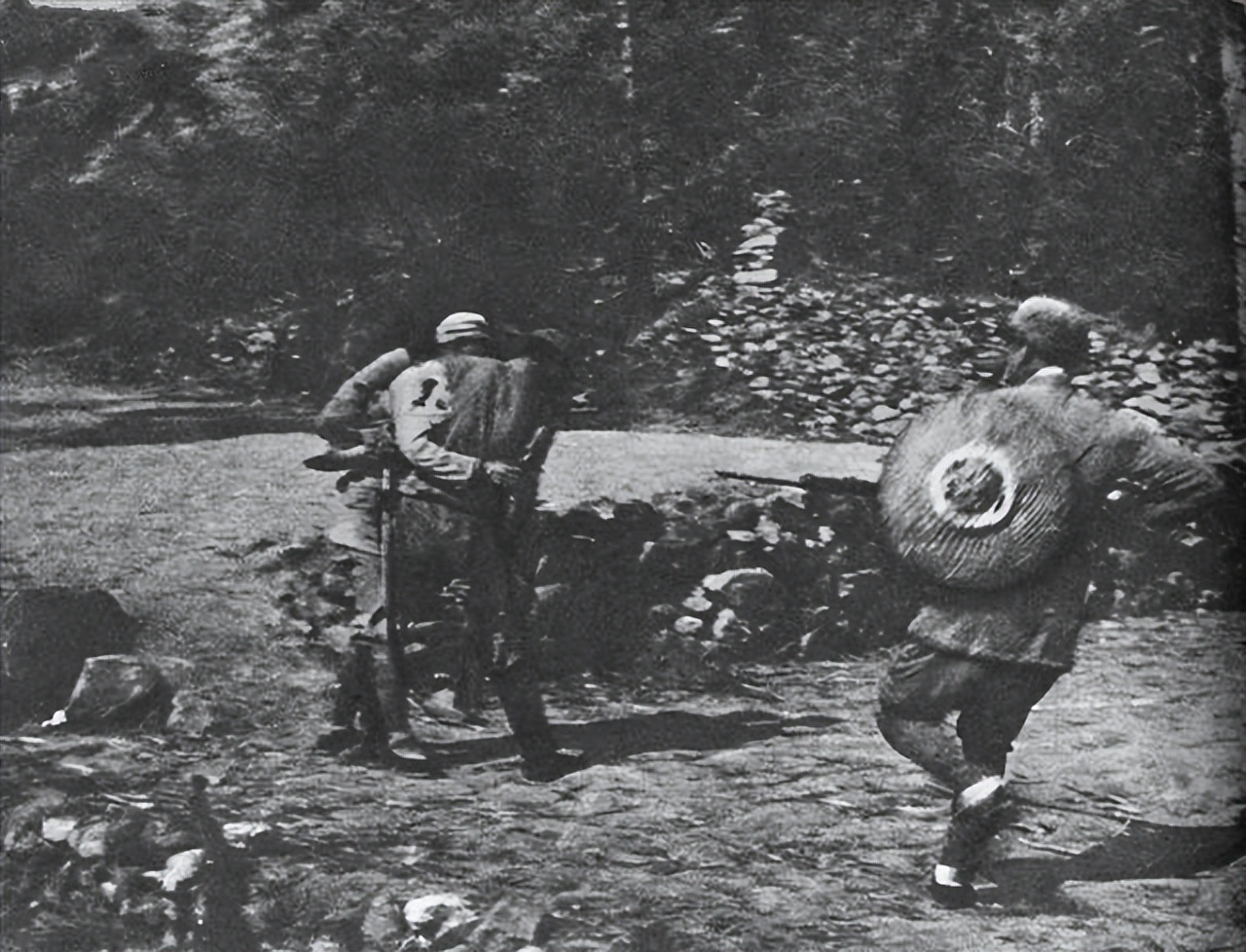 山东97岁老人手握双枪,山东97岁老人手持双枪