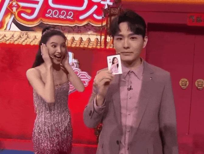 张小斐唱仰望星空致敬女足,元宵节春晚张小斐唱歌