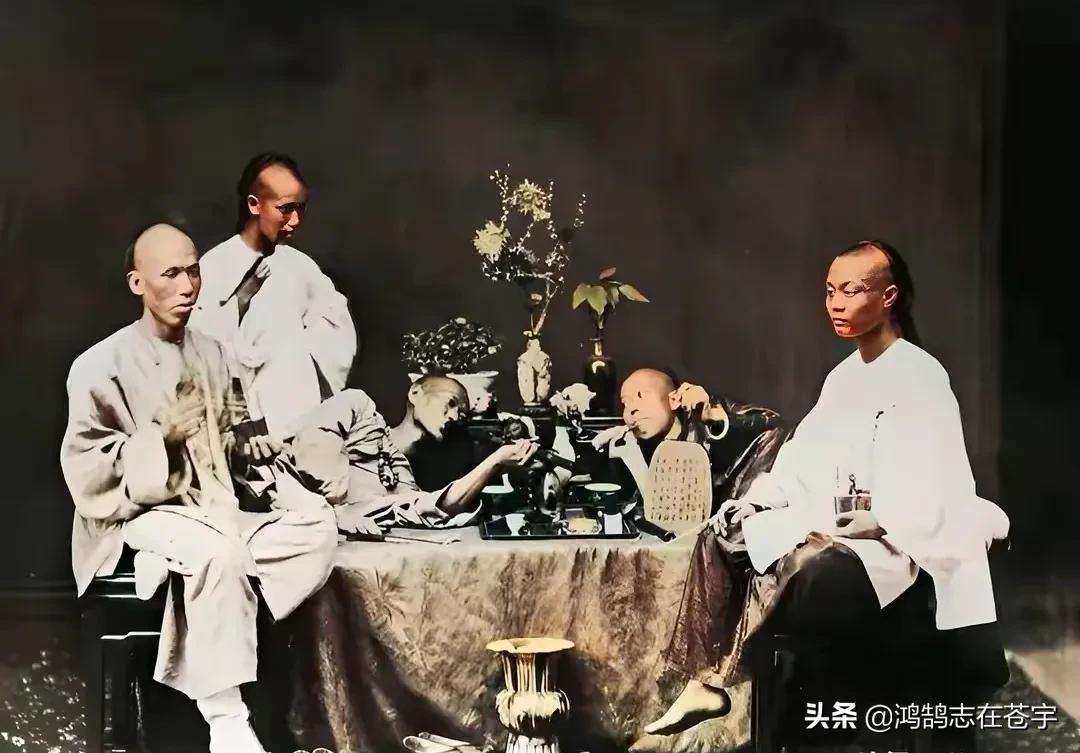 清末老照片地主婆叼着烟坐姿霸气,清末士绅高清老照片