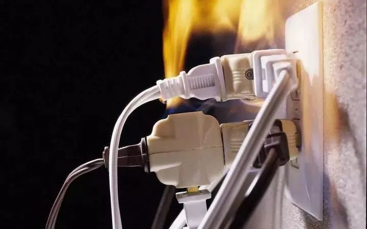 香烛引起家中起火，竟这样灭火！