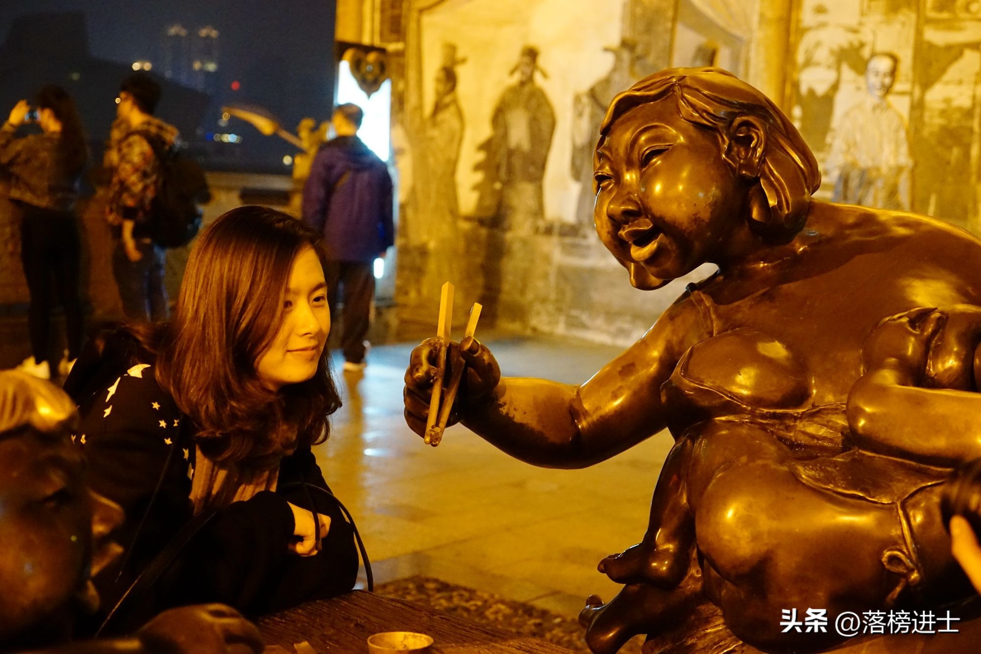 跟着我打卡最红地标重庆洪崖洞,打卡古重庆城门之一洪崖洞