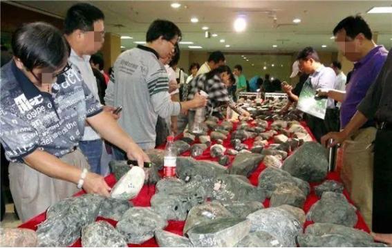 和田玉行情和翡翠行情比对,和田玉与翡翠升值潜力