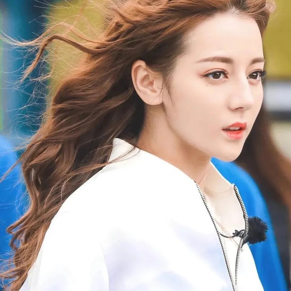 2018发色显肤色白又低调的发色,浅发色和深发色哪个更低调