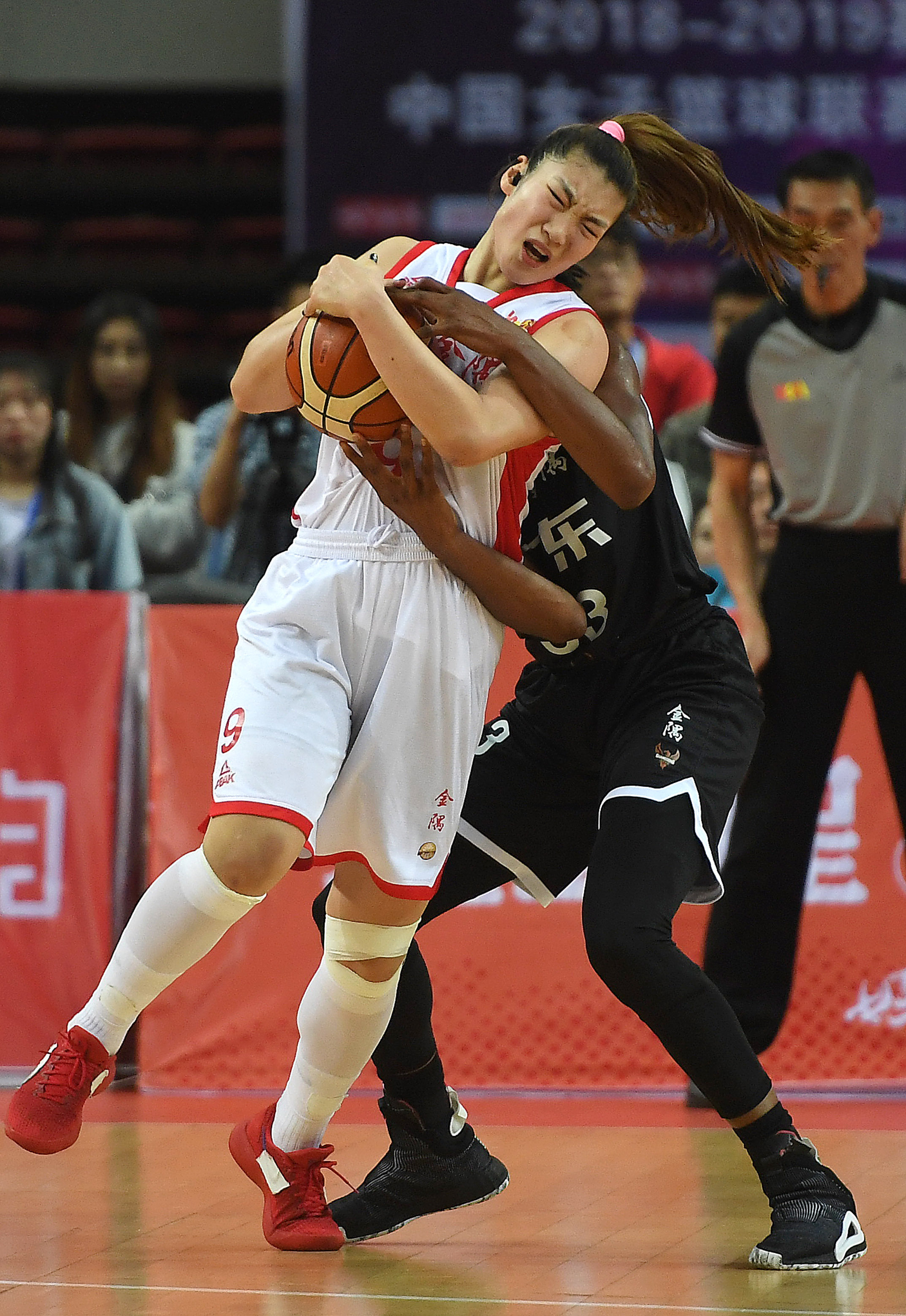 李梦场上换球衣视频是真的吗,李梦场边更换球衣视频