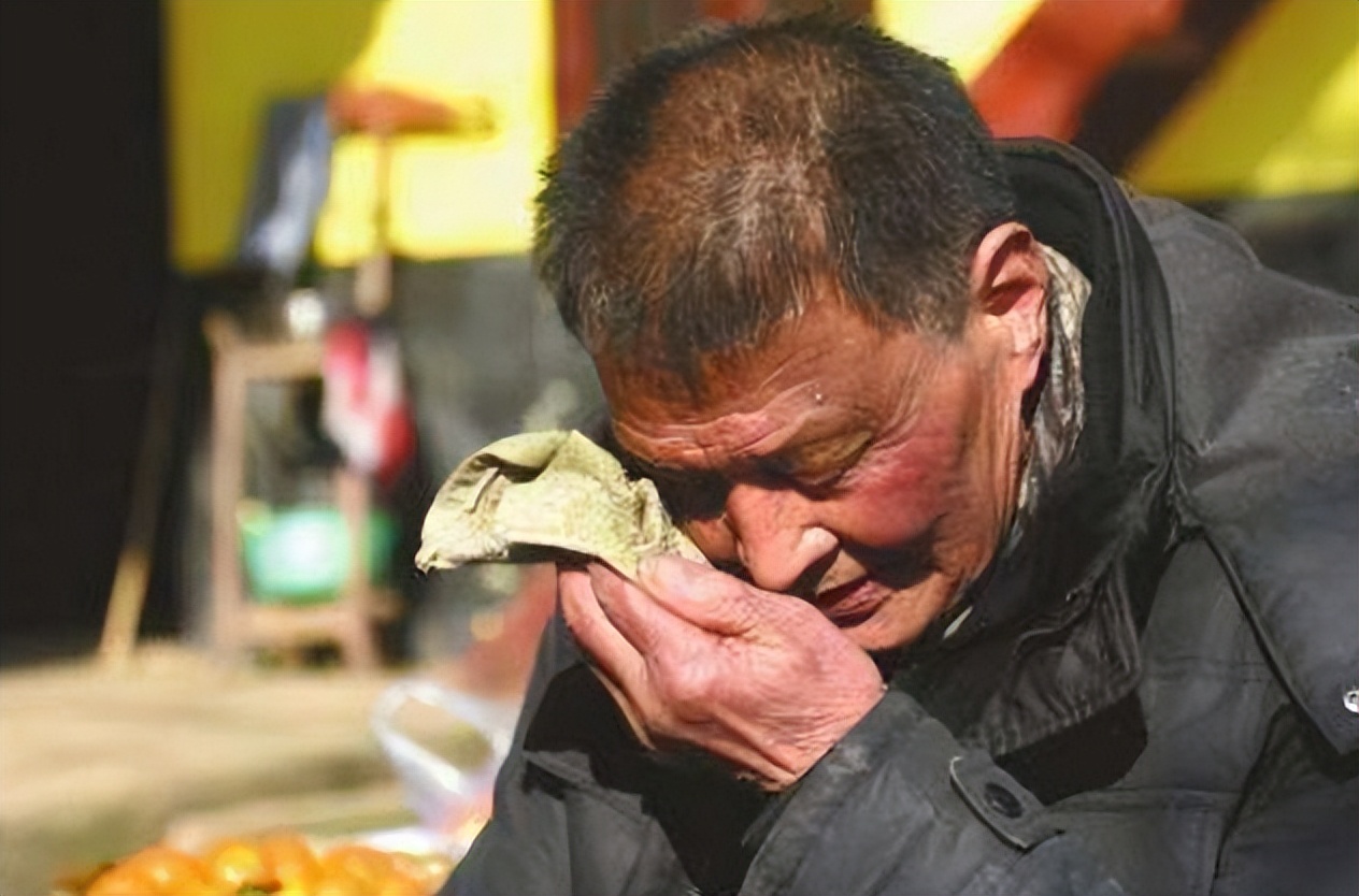 河南女孩发朋友圈借钱，将近300个陌生人给她转账，一晚到账30万