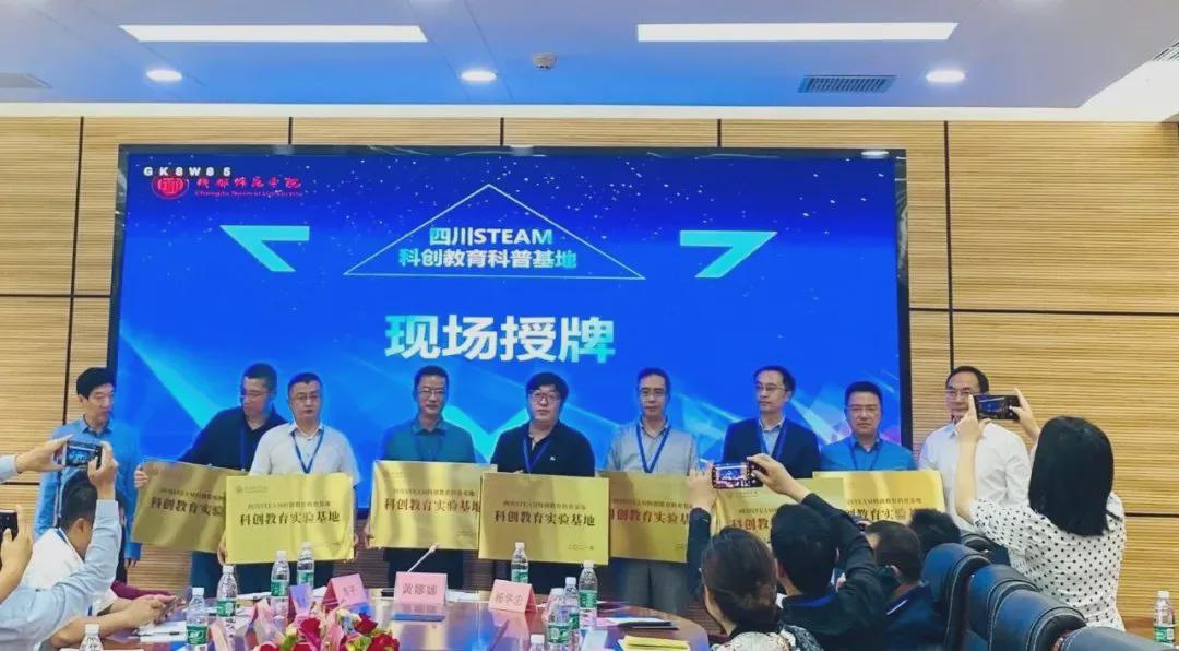 拿奖到手软的学生,拿奖状拿到手软